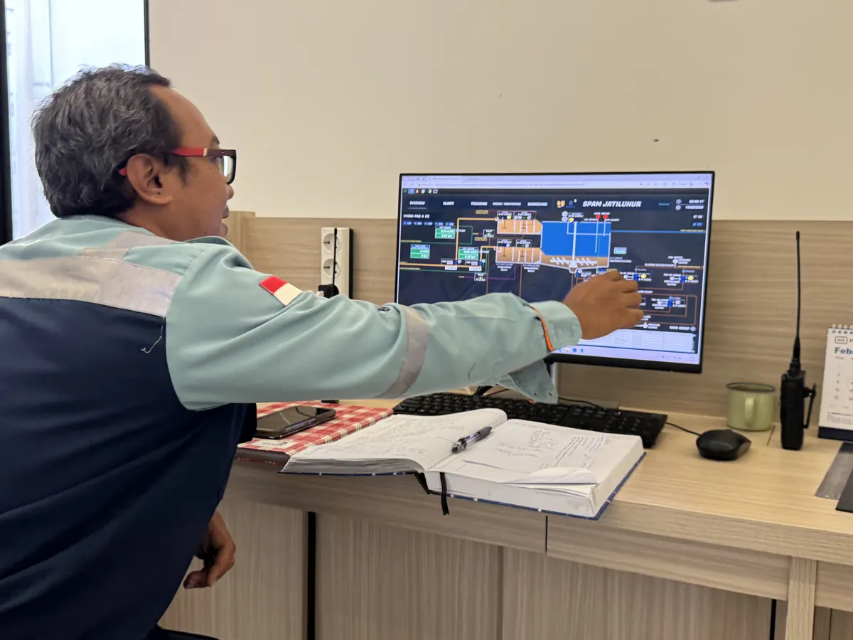 WSI engineer reviewing a SCADA screen in a water treatment control room